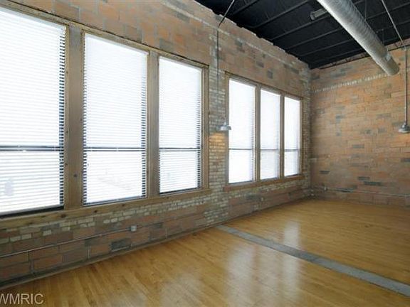 4th image of 500 Erie St Unit 20