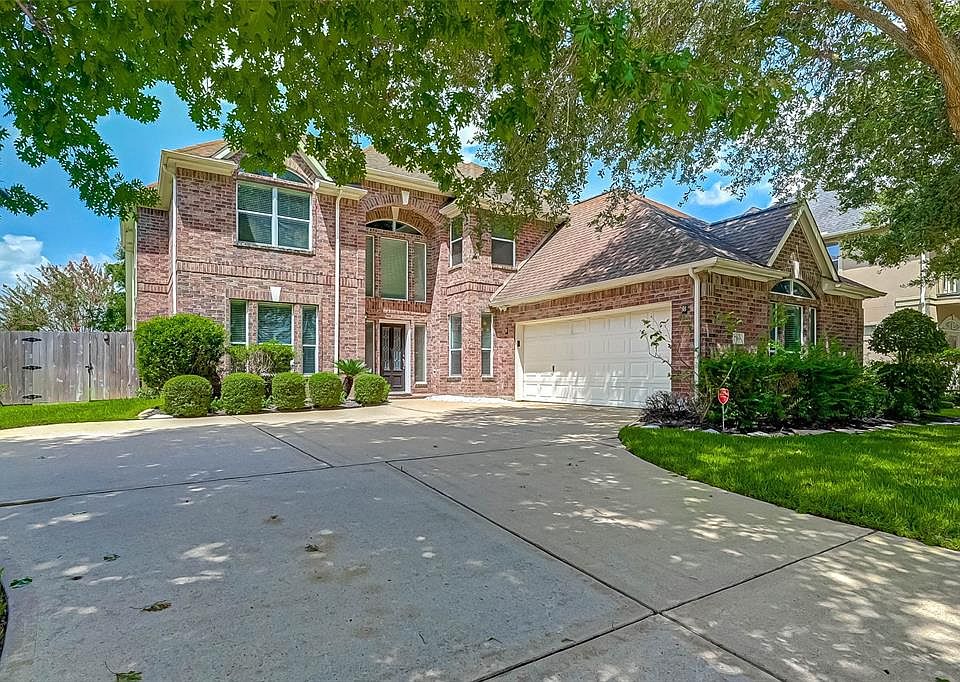 This gorgeous 4 bedroom and 3.5 bathroom home is situated on a spacious lot in the sought after Pecan Grove community.