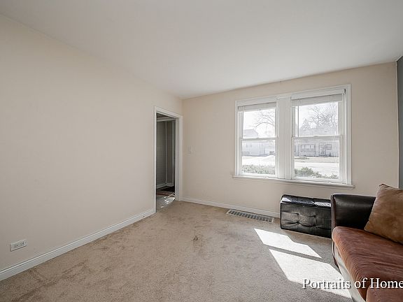 3rd image of 10438 W Palmer Ave