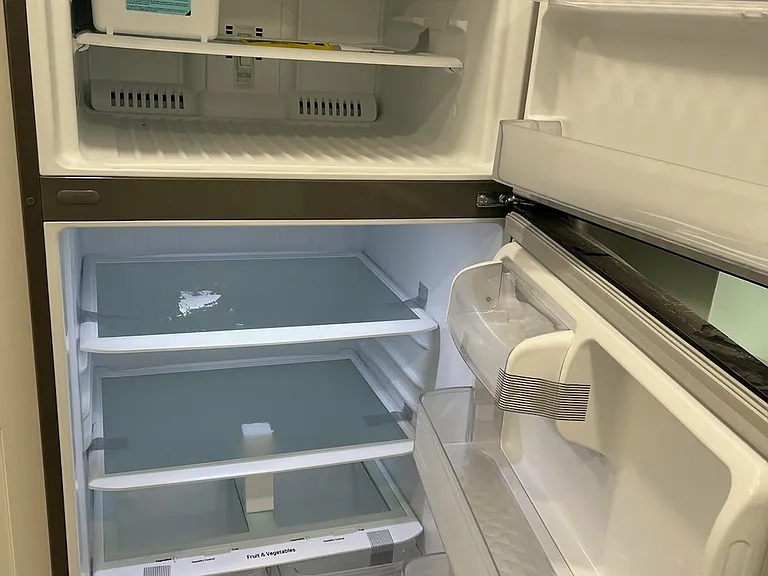 Refrigerator w/icemaker