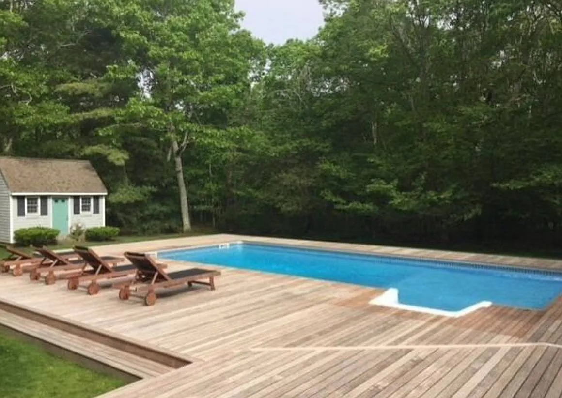 Bright, sunny cape in a private setting in desirable Quogue — Photo 3