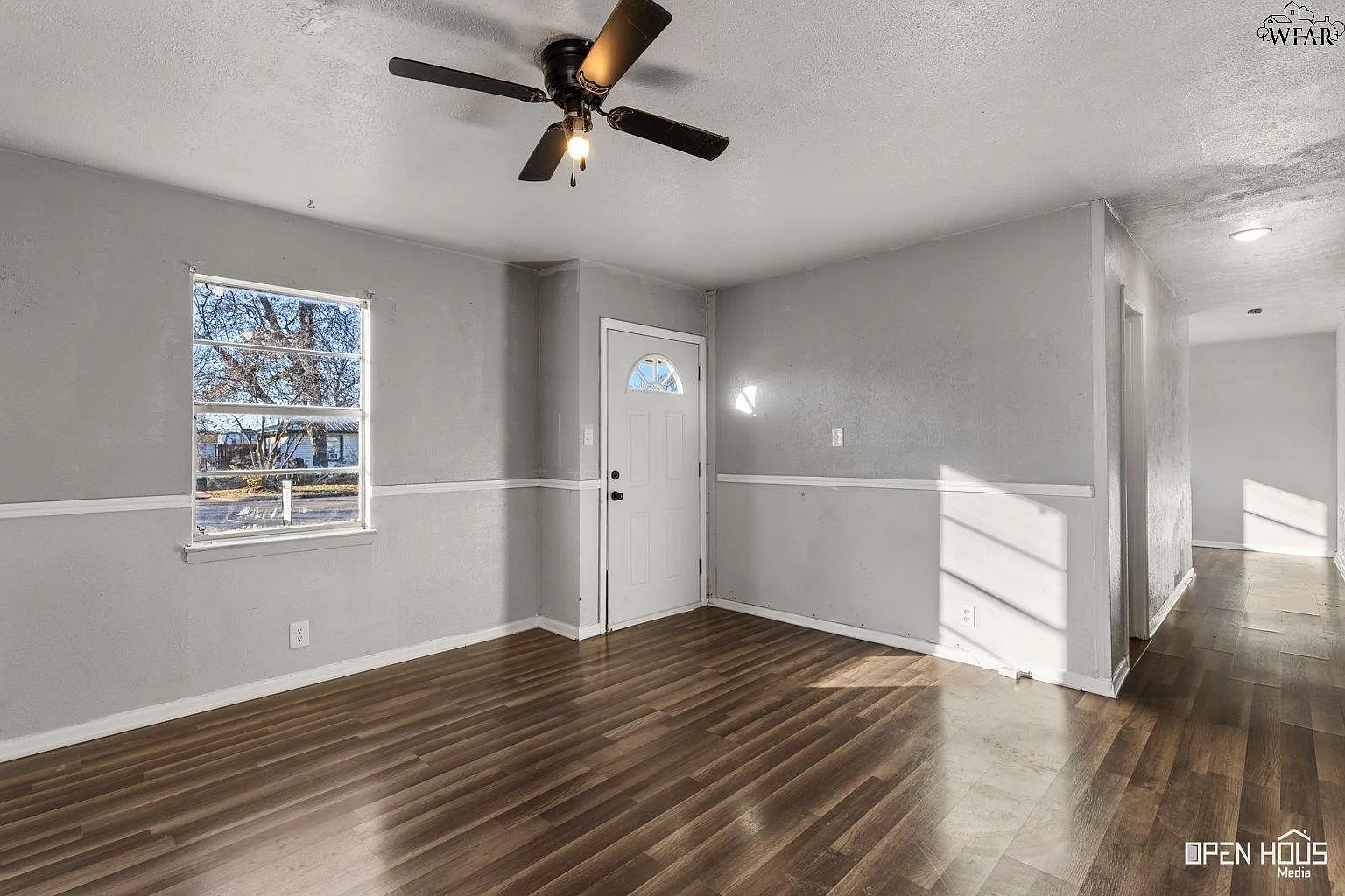 3 bed, 1.0 bath, 906 sqft, $1,295 — Photo 3