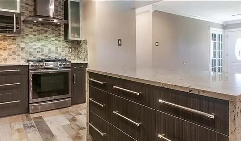 305 Serpas Dr — Photo 2