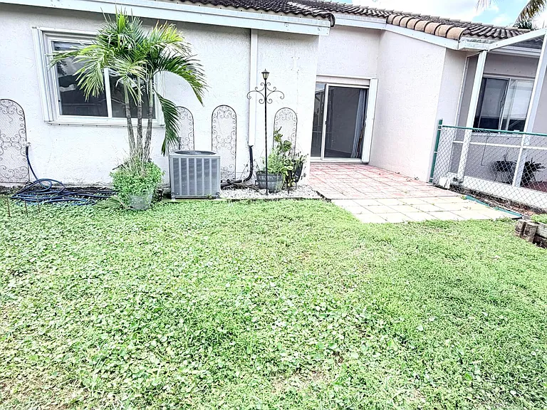 11697 SW 19th St — Photo 20