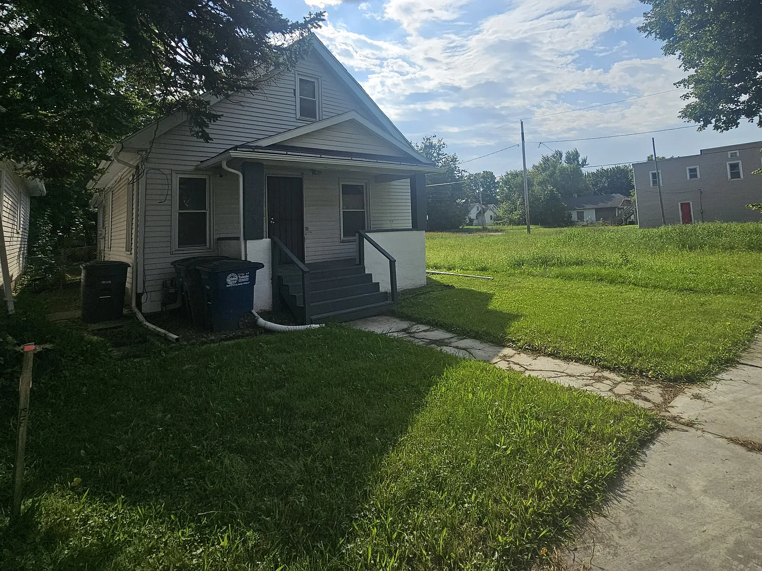 3 bed, 1084 sqft, $1,098 — Photo 2