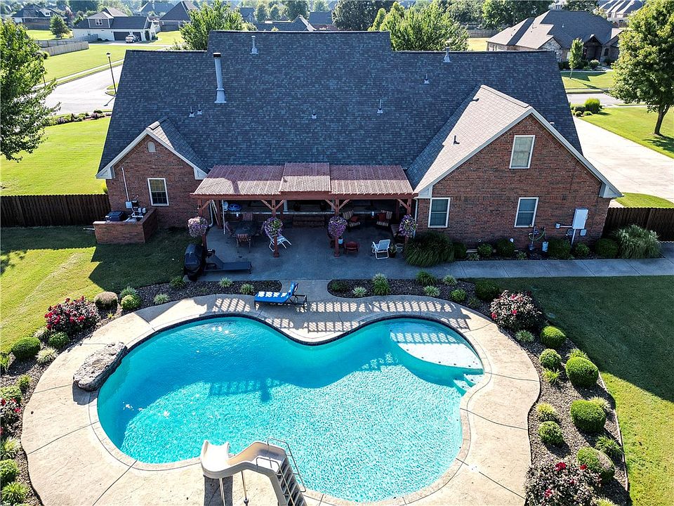 1st image of 410 S Driftwood Dr