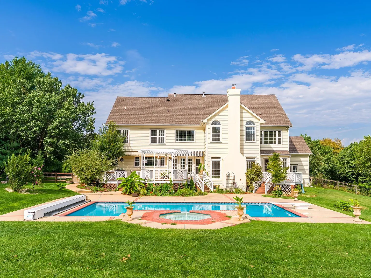6 bed, 4.5 bath, 6967 sqft, $7,900 — Photo 2