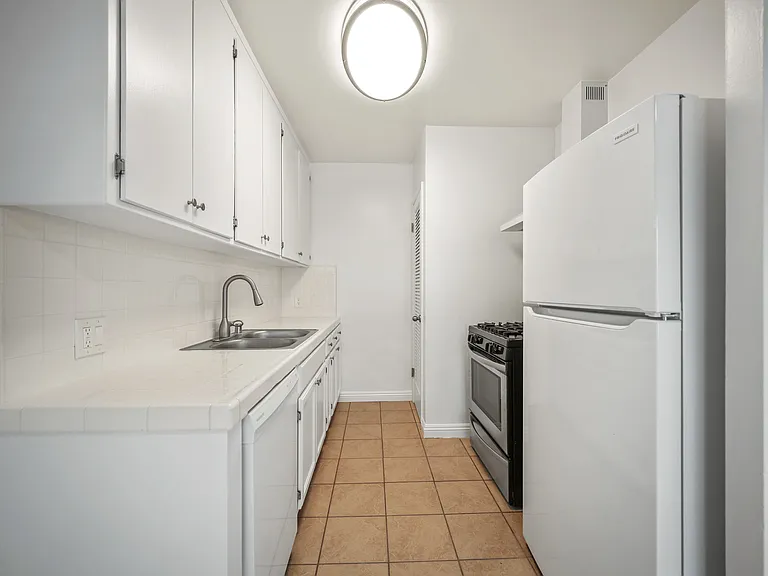 234 San Vicente Blvd #18 — Photo 3