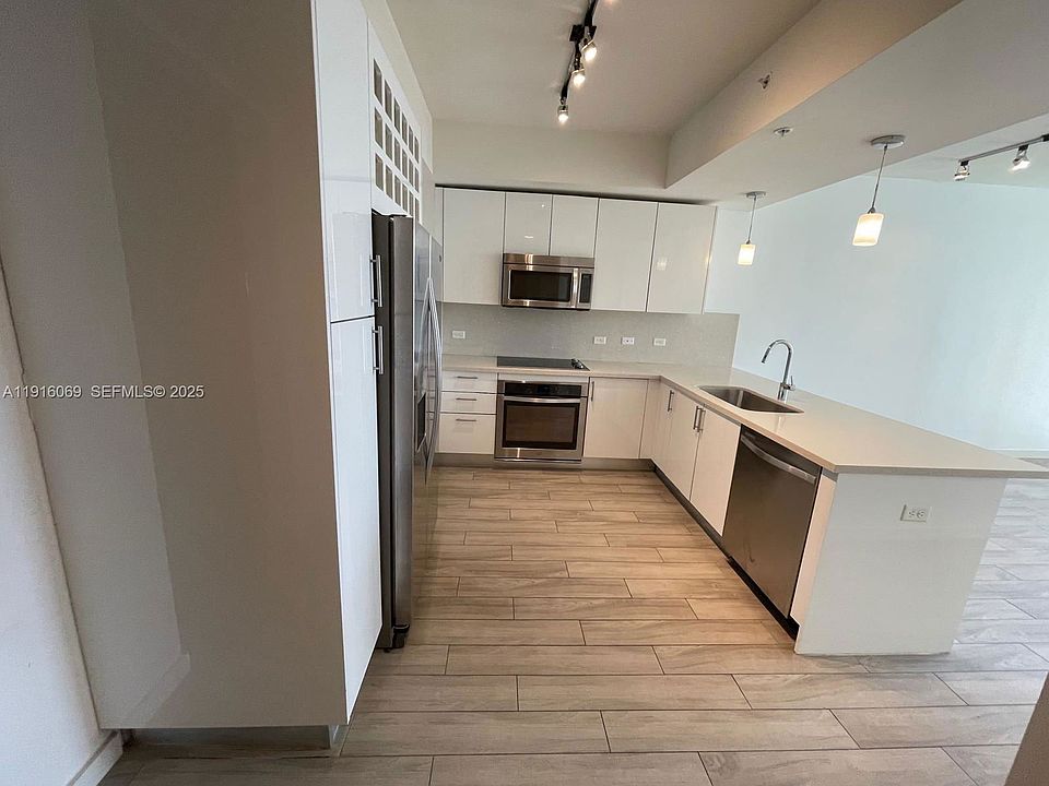 1st image of 999 SW 1st Ave #15