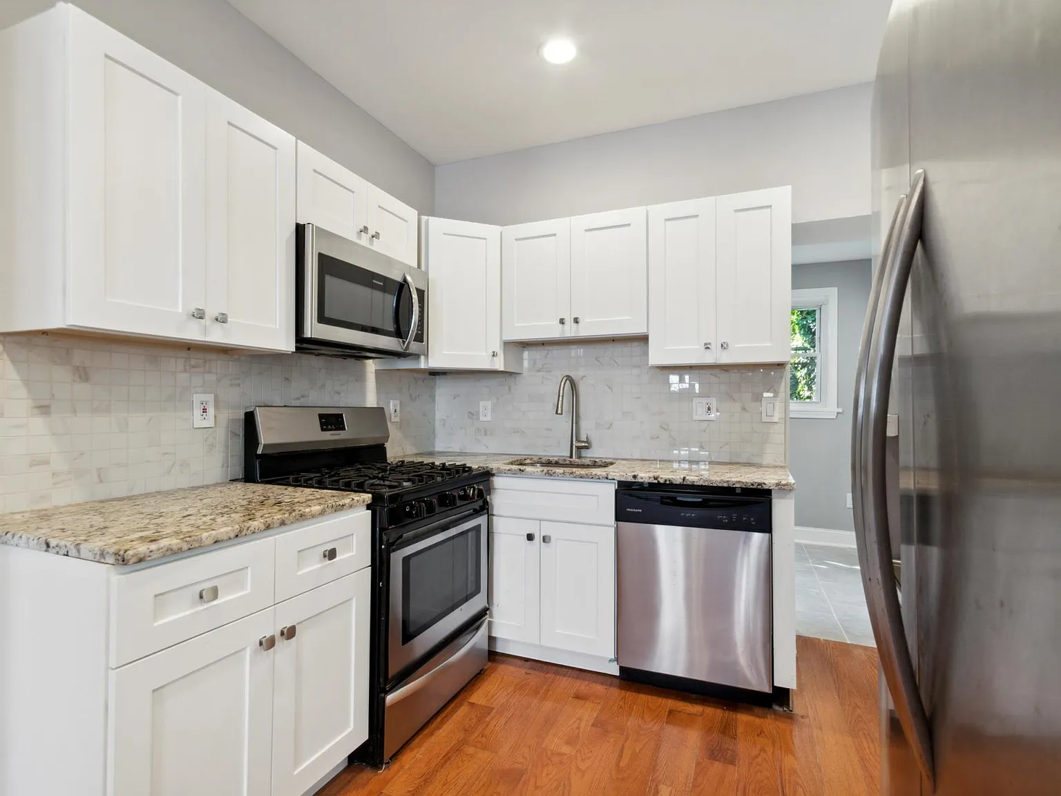 3 bed, 1.5 bath, 940 sqft, $1,700 — Photo 2