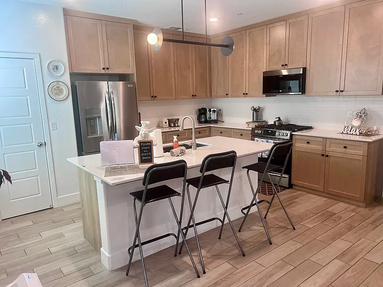 2712 E Tamarind Dr — Photo 3
