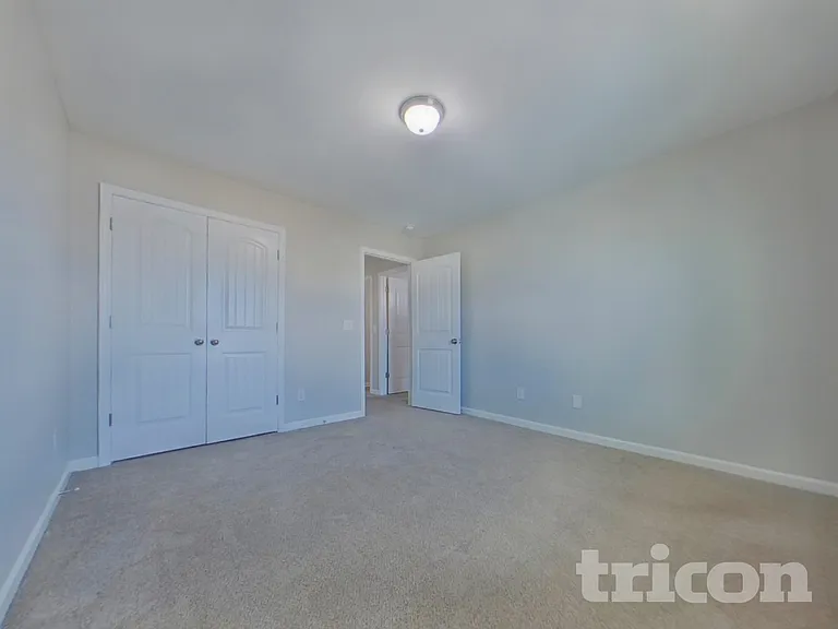 313 Fairford Rd — Photo 12