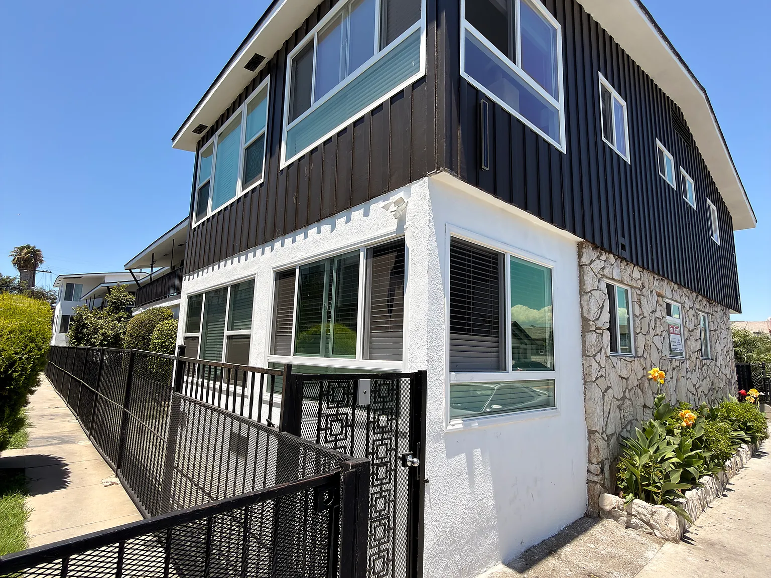 2 bed, 850 sqft, $2,100 — Photo 2
