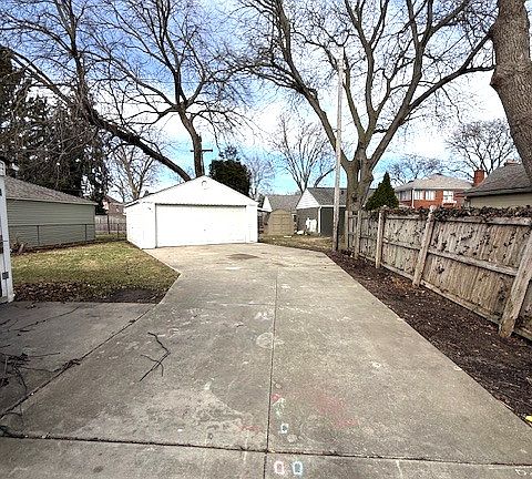 2nd image of 414 Moross Rd