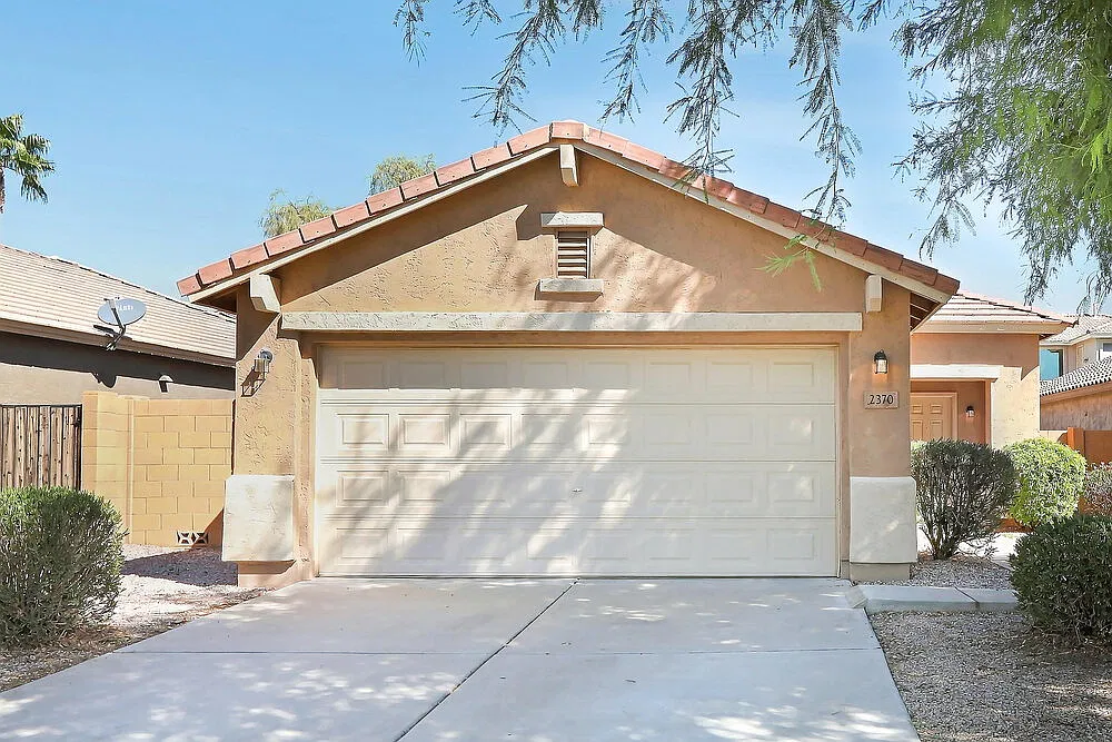 3 bed, 2.0 bath, 1400 sqft, $2,110 — Photo 1