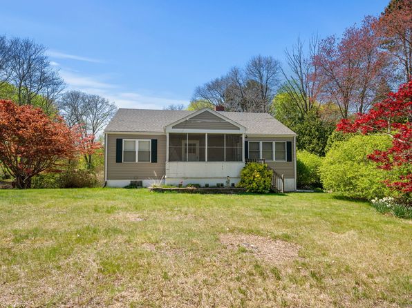 444 Mohegan Avenue Pkwy, Quaker Hill, CT 06375