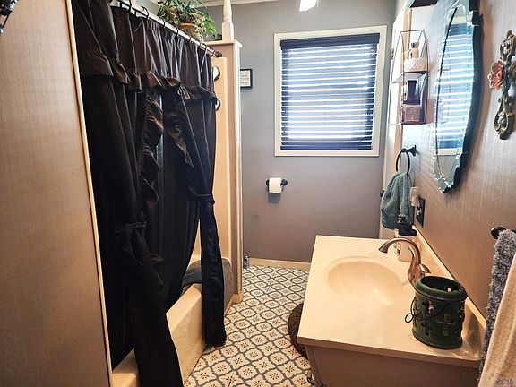 3rd image of 129 Eddie Ln