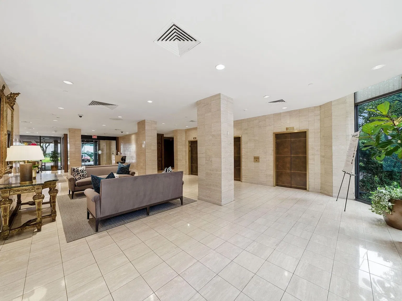 15 Greenway Plz — Photo 3