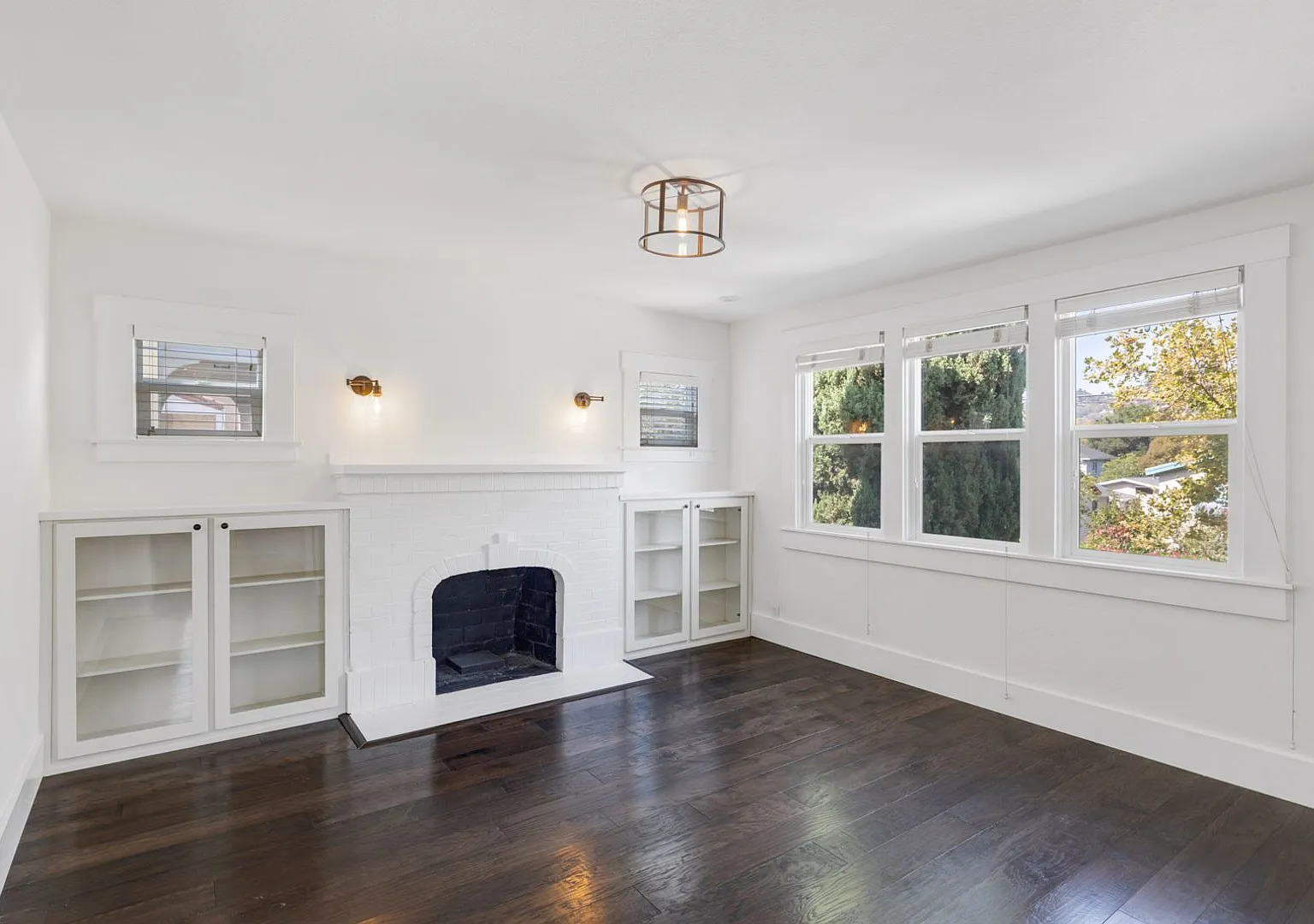 Three Bedroom / Two Bath Home In Nice Neighborhood Close To Albert Park And Downtown — Photo 3