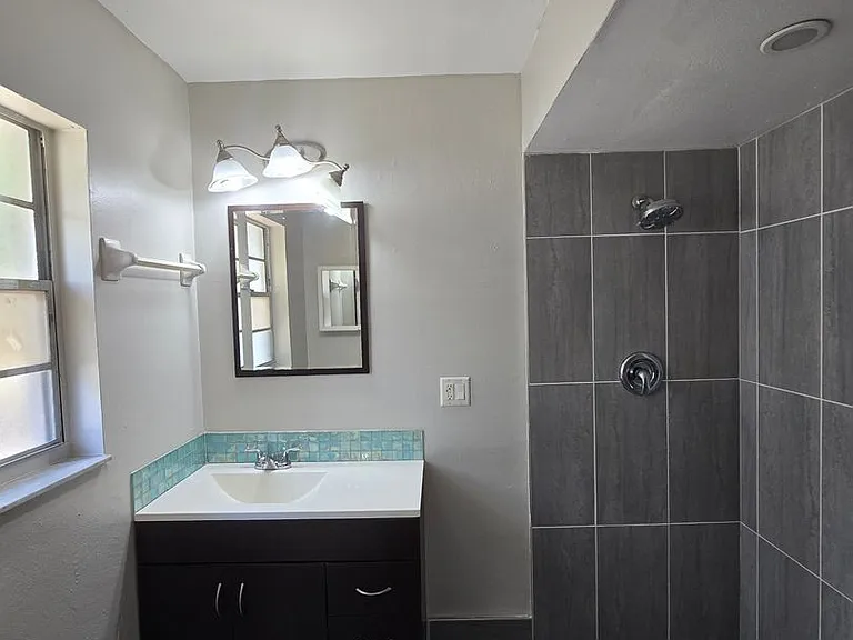 702 SE 47th St #2 — Photo 7