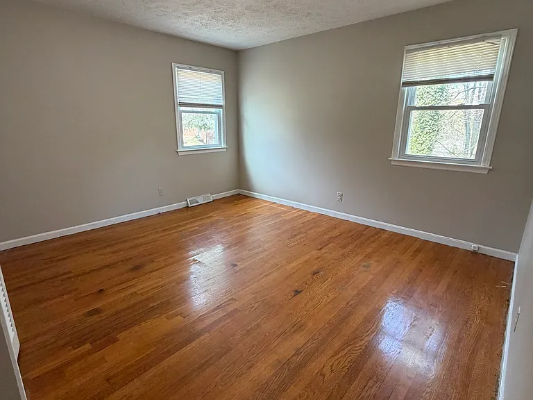 809 Westview Dr — Photo 3