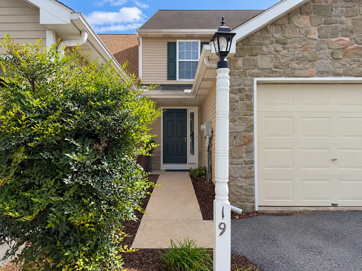 3 bed, 1.5 bath, 1152 sqft, $1,895 — Photo 2