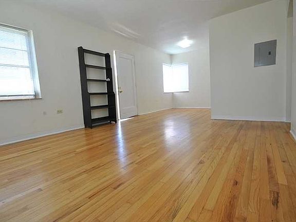 3rd image of 1920 Biarritz Dr APT 4