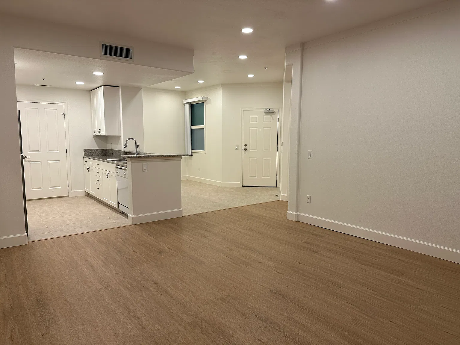 2 bed, 1171 sqft, $4,000 — Photo 2