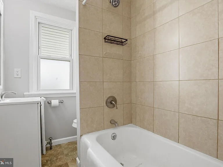 226 N Warren St — Photo 18