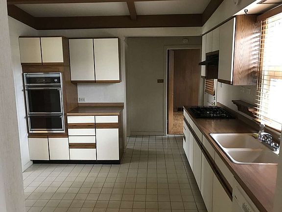 4th image of 5158 N Moreland Ave