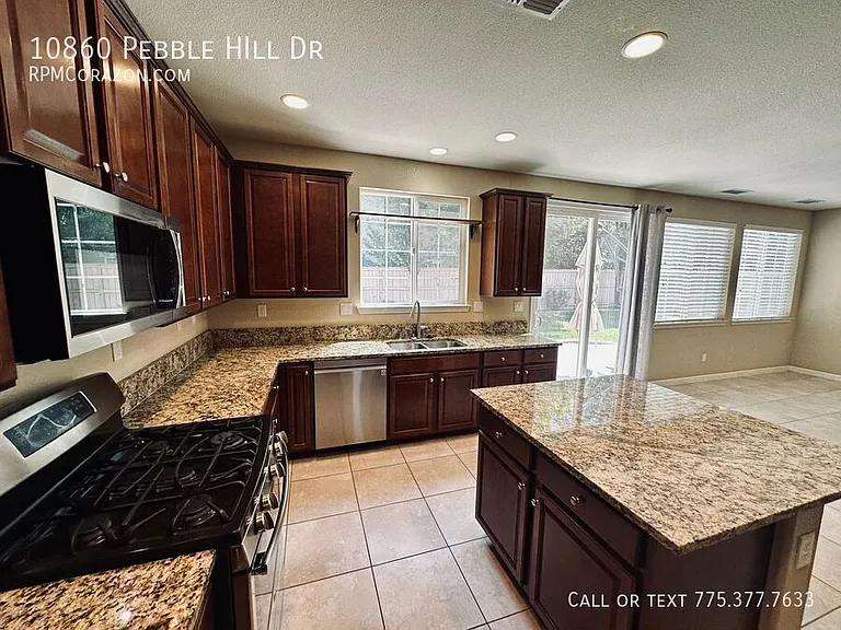 10860 Pebble Hill Dr — Photo 11