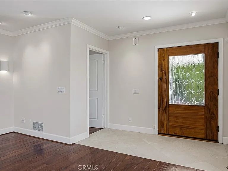 1840 Temple Hills Dr — Photo 10