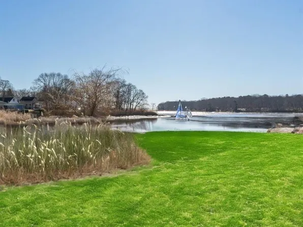 11 Canfield Ct, Warwick, RI 02889