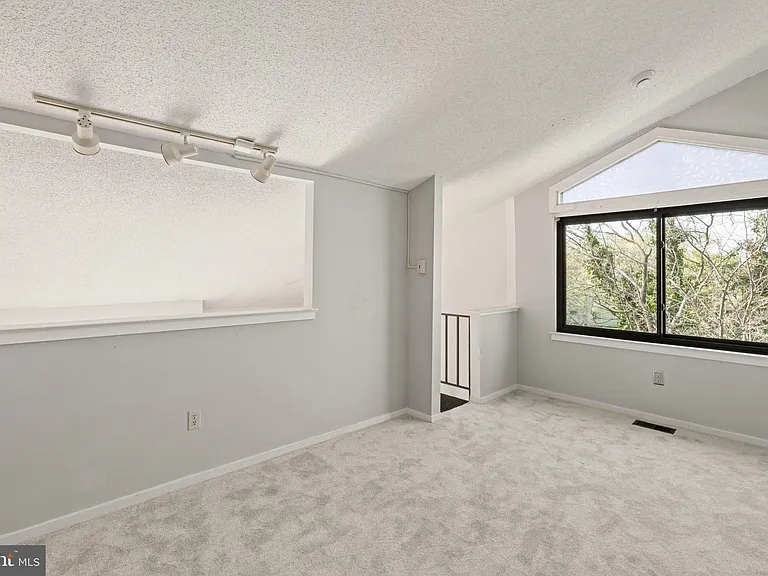 2204 Sandra Rd — Photo 23