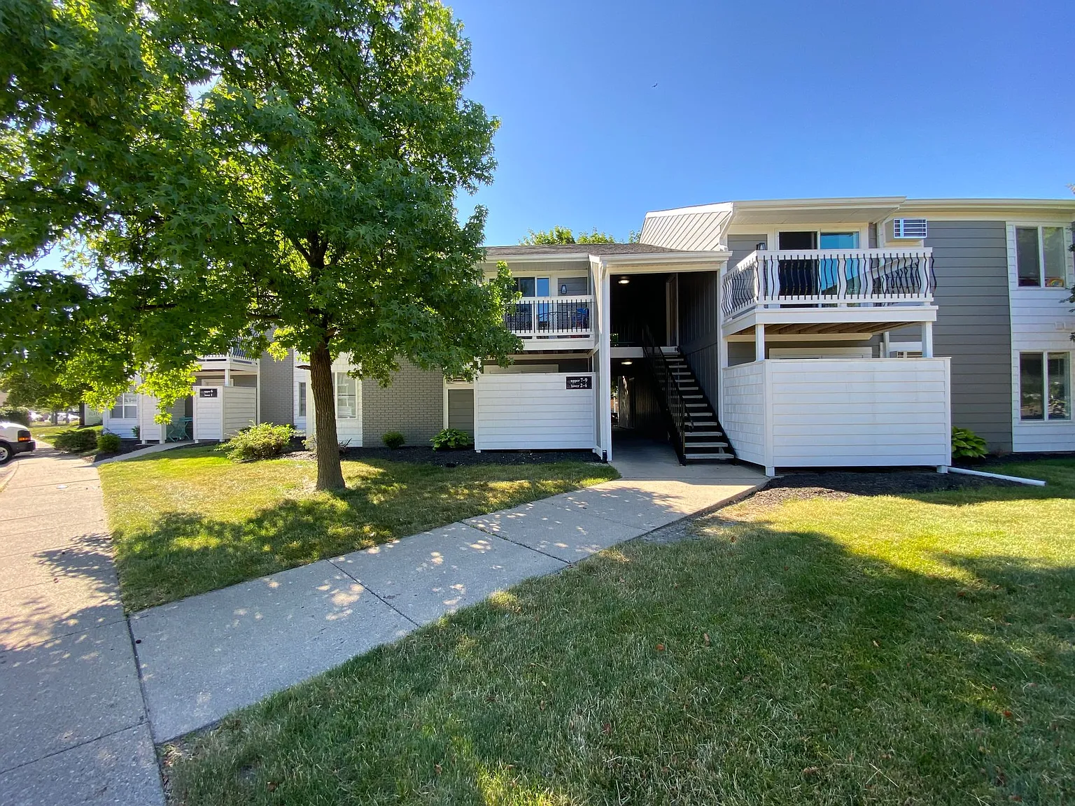 24 Flats — Photo 2