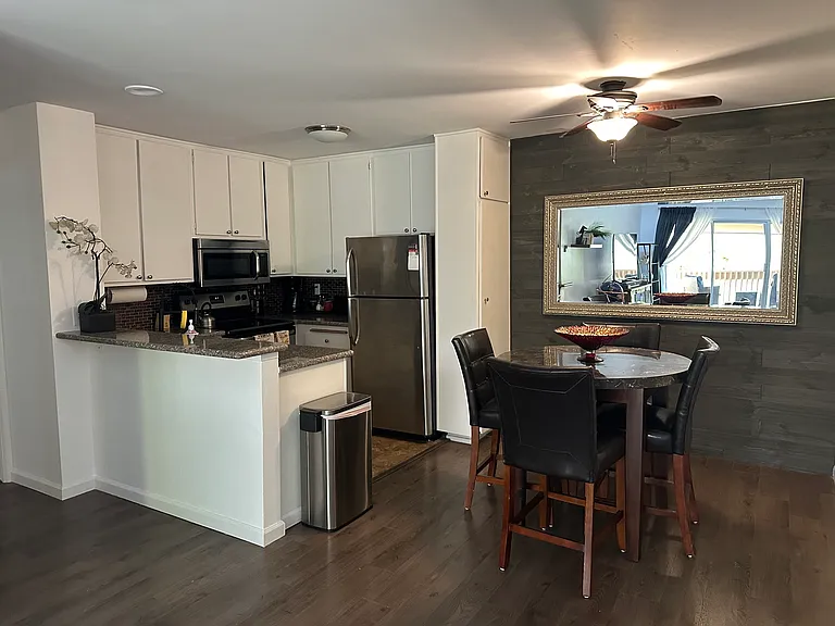 Dining area & full size kitchen