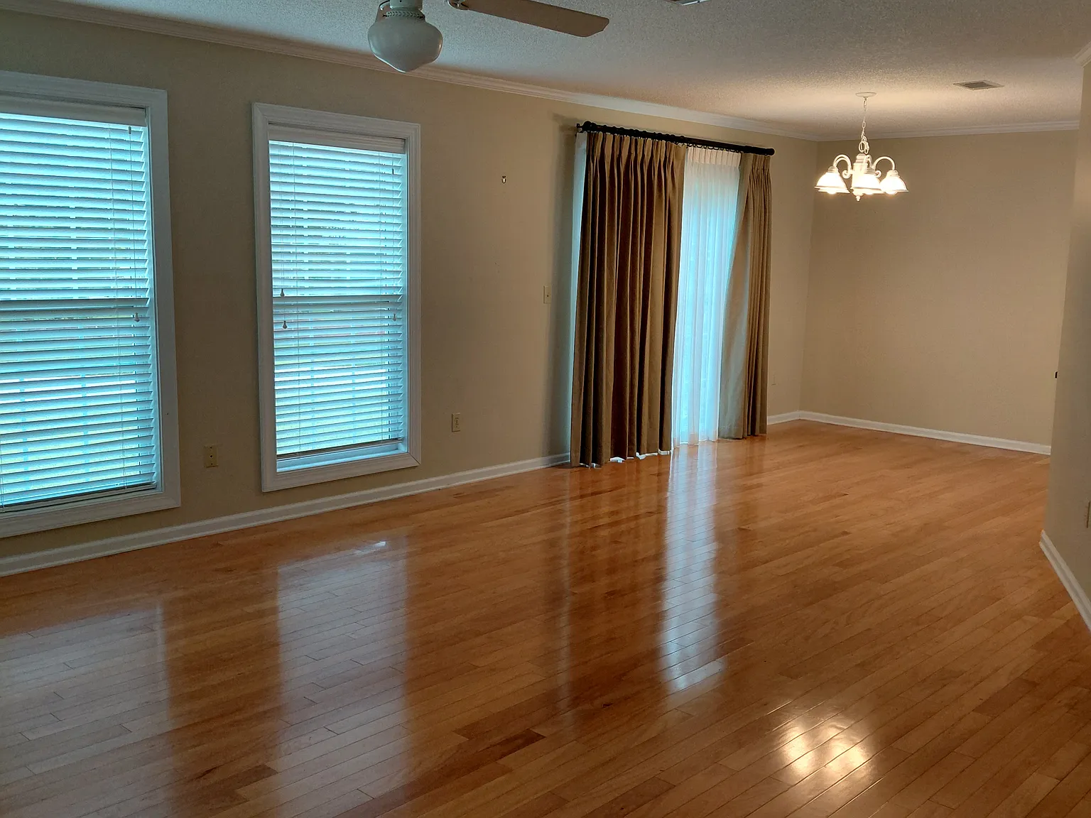3 bed, 1350 sqft, $1,800 — Photo 3
