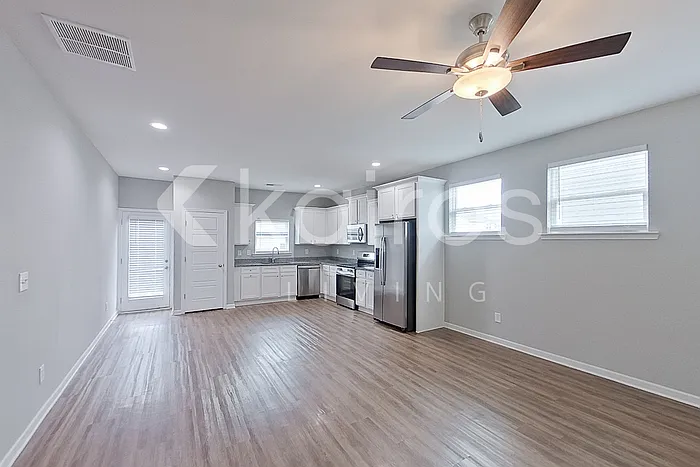 4 bed, 2.5 bath, 1923 sqft, $2,195 — Photo 2
