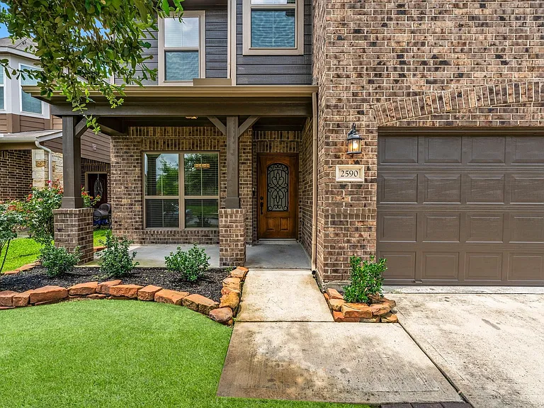 2590 Magnolia Fair Way — Photo 2
