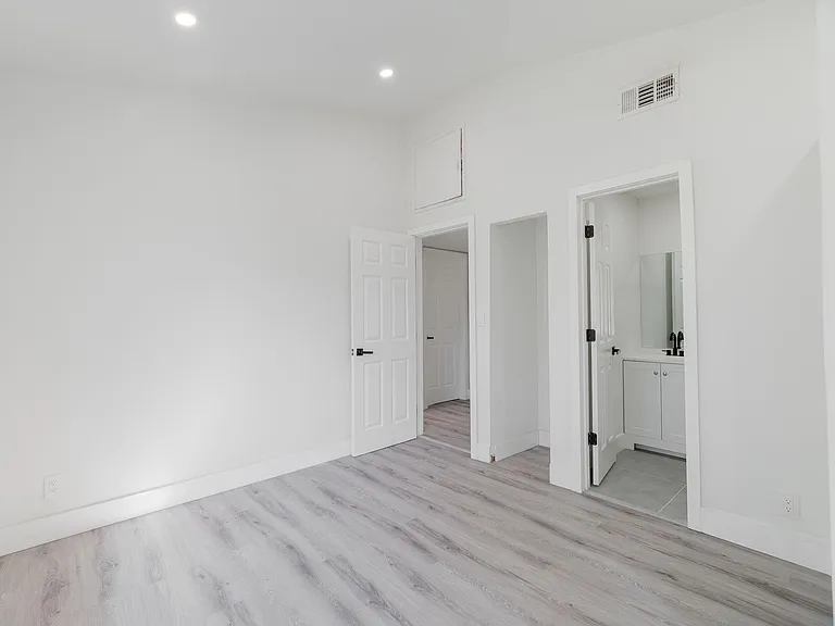 113 SE 8th Ave — Photo 10