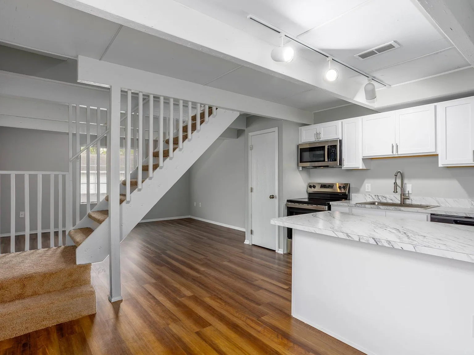 Chartwell Apartments — Photo 2