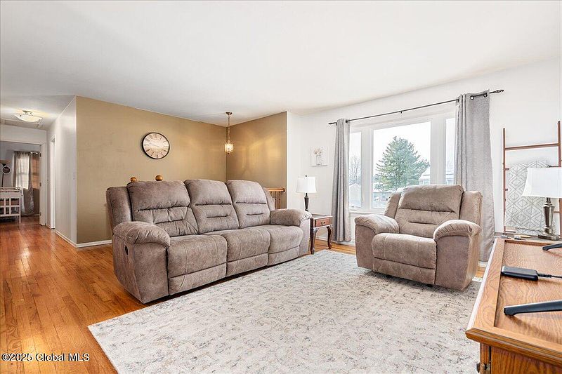 3rd image of 16 Meadowlark Drive