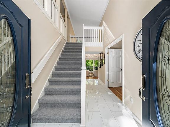 4th image of 115 Lakeview Rdg E