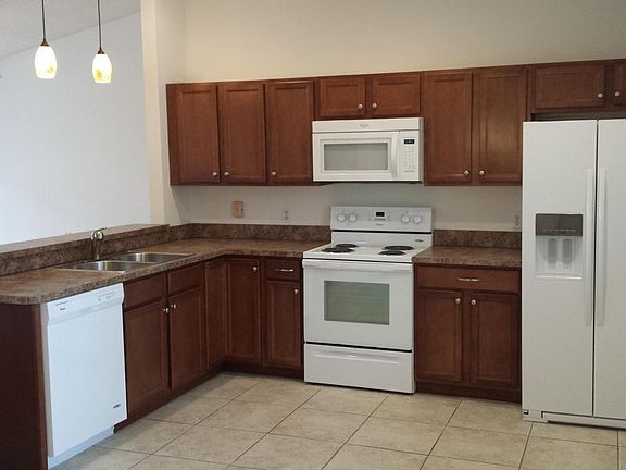 3rd image of 674 SW Hillsboro Cir