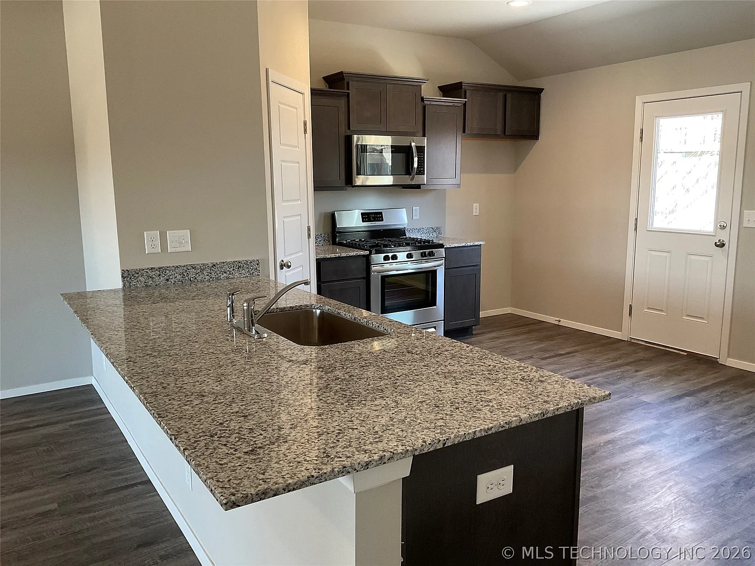 4 bed, 2.0 bath, 1631 sqft, $1,895 — Photo 3