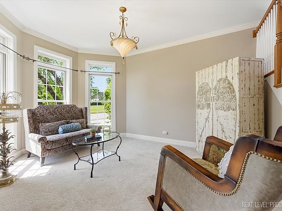 3rd image of 729 W Thornwood Dr