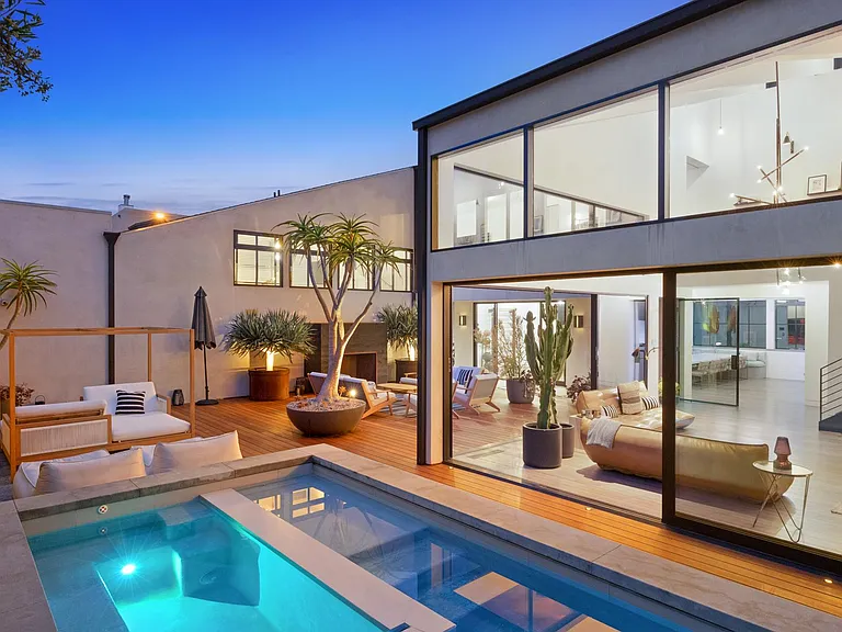 Perfect inside-outside atmosphere.