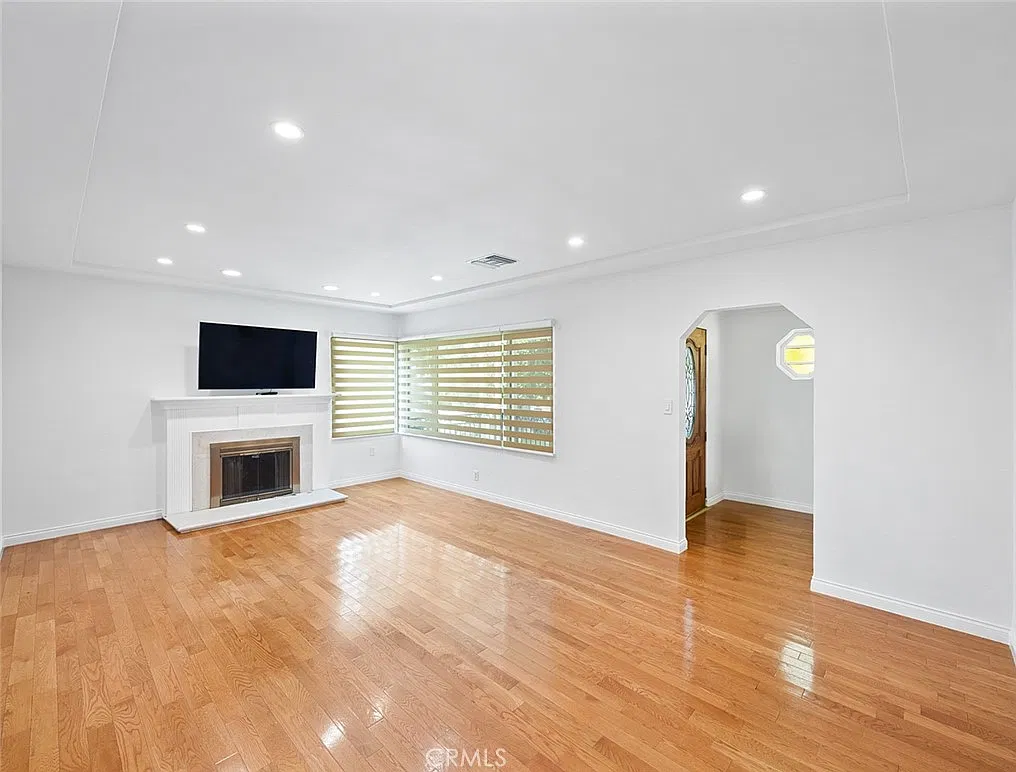 2 bed, 1.5 bath, 1120 sqft, $4,000 — Photo 3