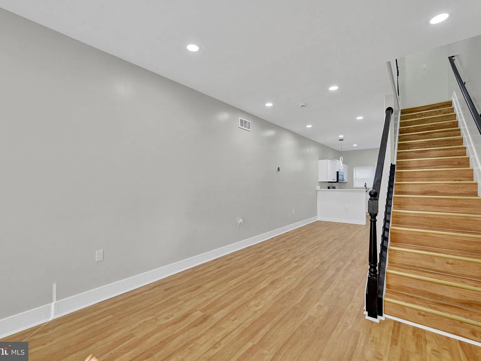 3 bed, 3.0 bath, 1200 sqft, $2,200 — Photo 3