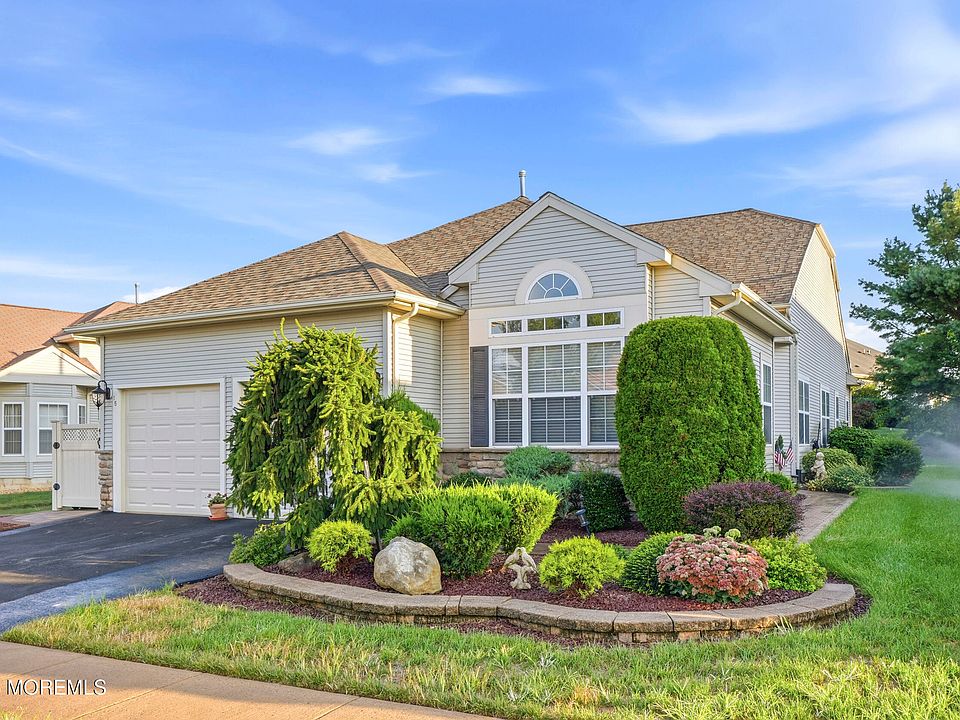 1st image of 15 Valencia Drive